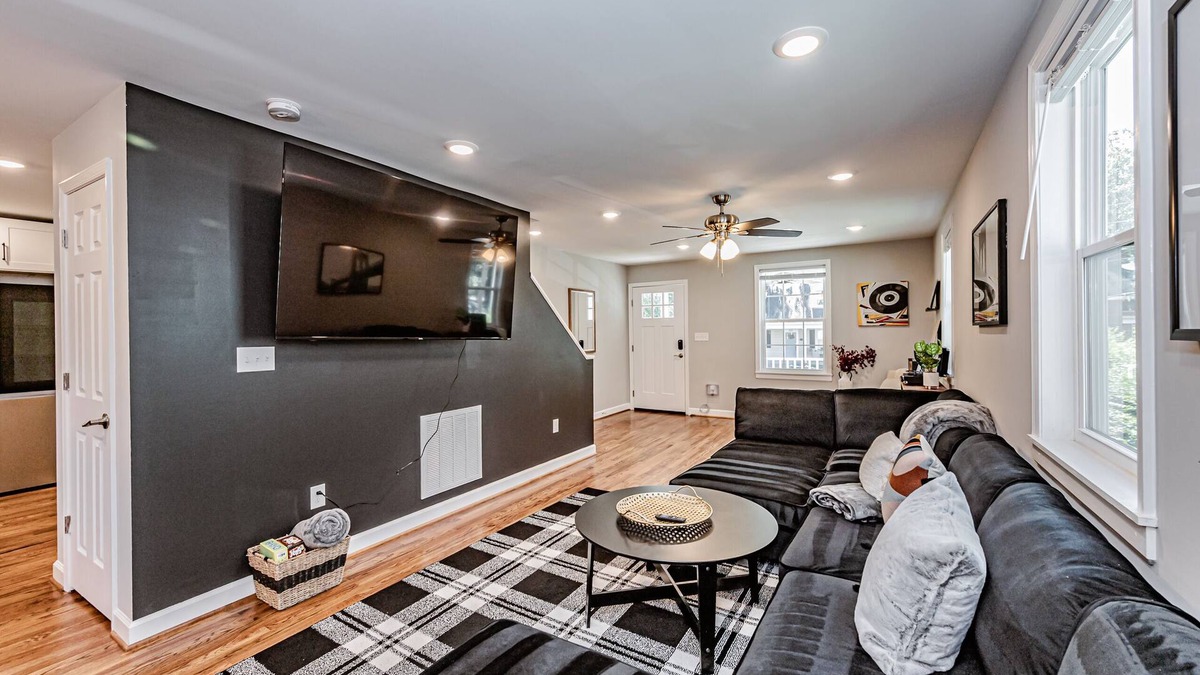 Mosby House | Backyard Fire-Pit, Modern, Roomy, 7 Min Downtown