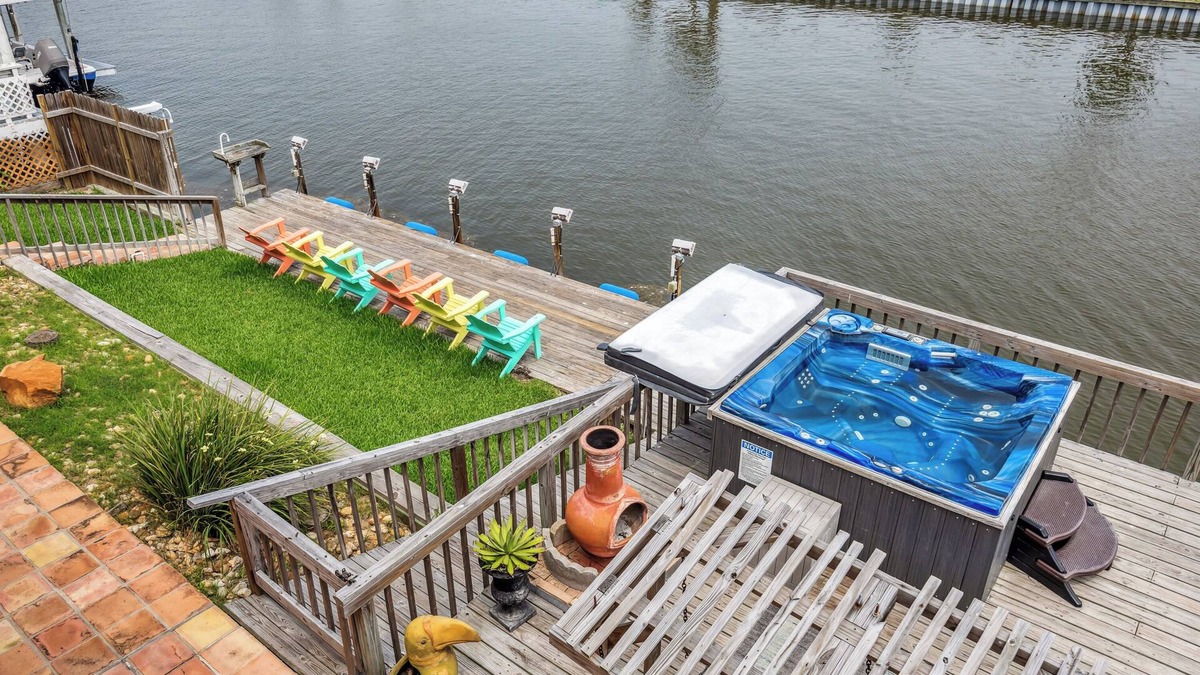 Flour Bluff House | Backyard fishing & birdwatching - 3,600sqft home near beach w/hot tub, gazebo