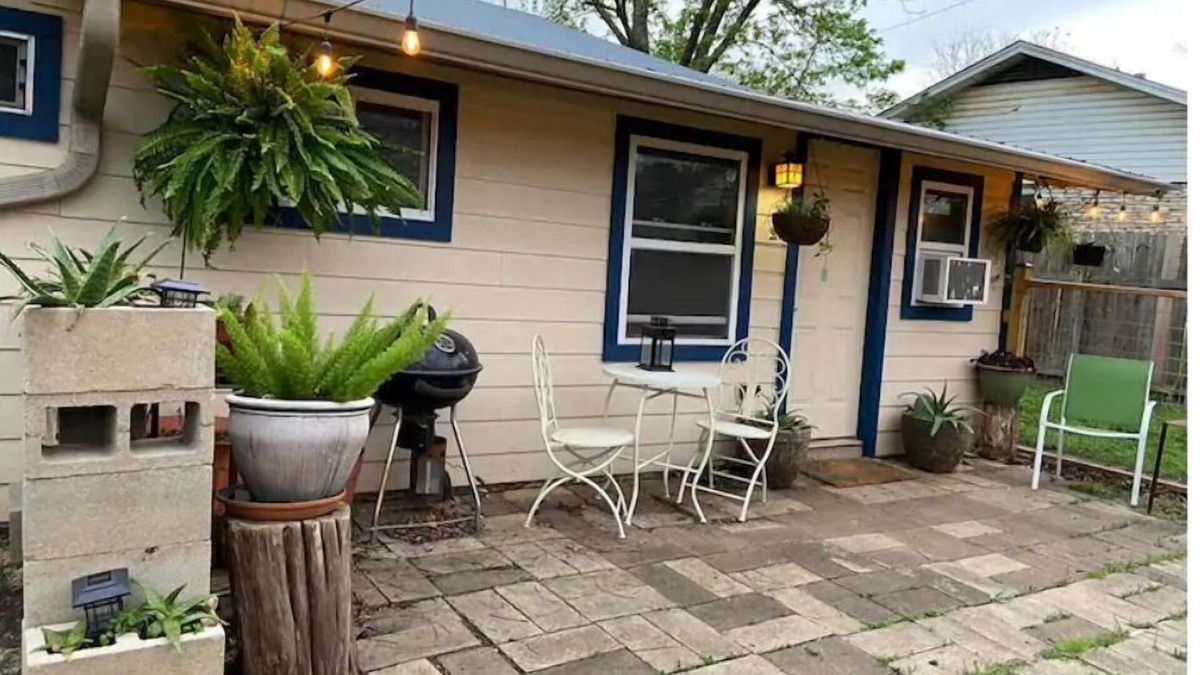 South Manchaca House | Backyard Garden Bungalow