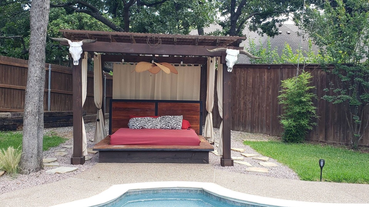 North Richland Hills House | Backyard haven, modern house in upscale subdivision