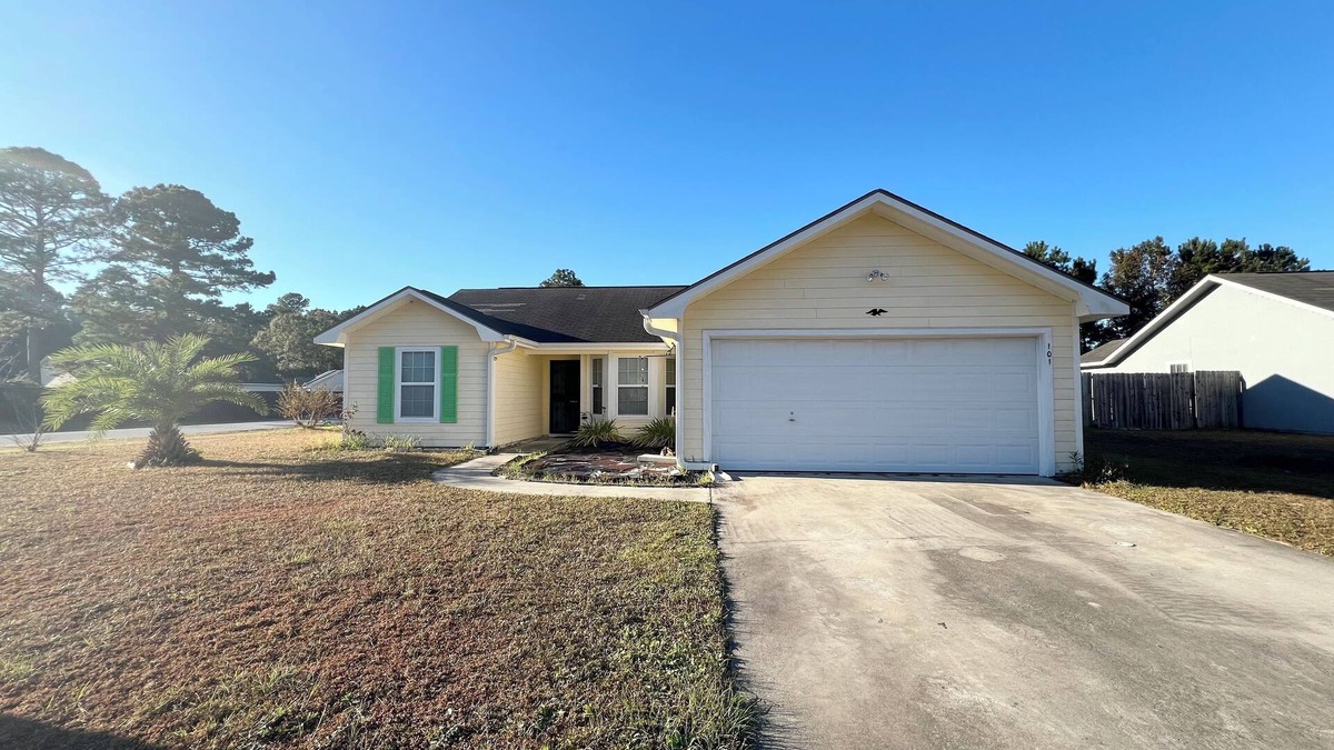 Kingsland House | Backyard lake,near I- 95,To zoo,cumberland park,kingsbay base navy base,beaches