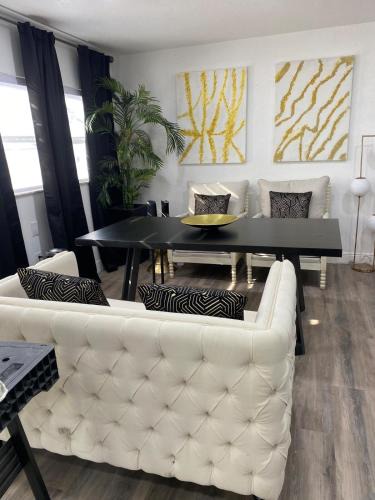 Tampa House | Backyard Modern Zen Retreat with Inside Modern Vibe