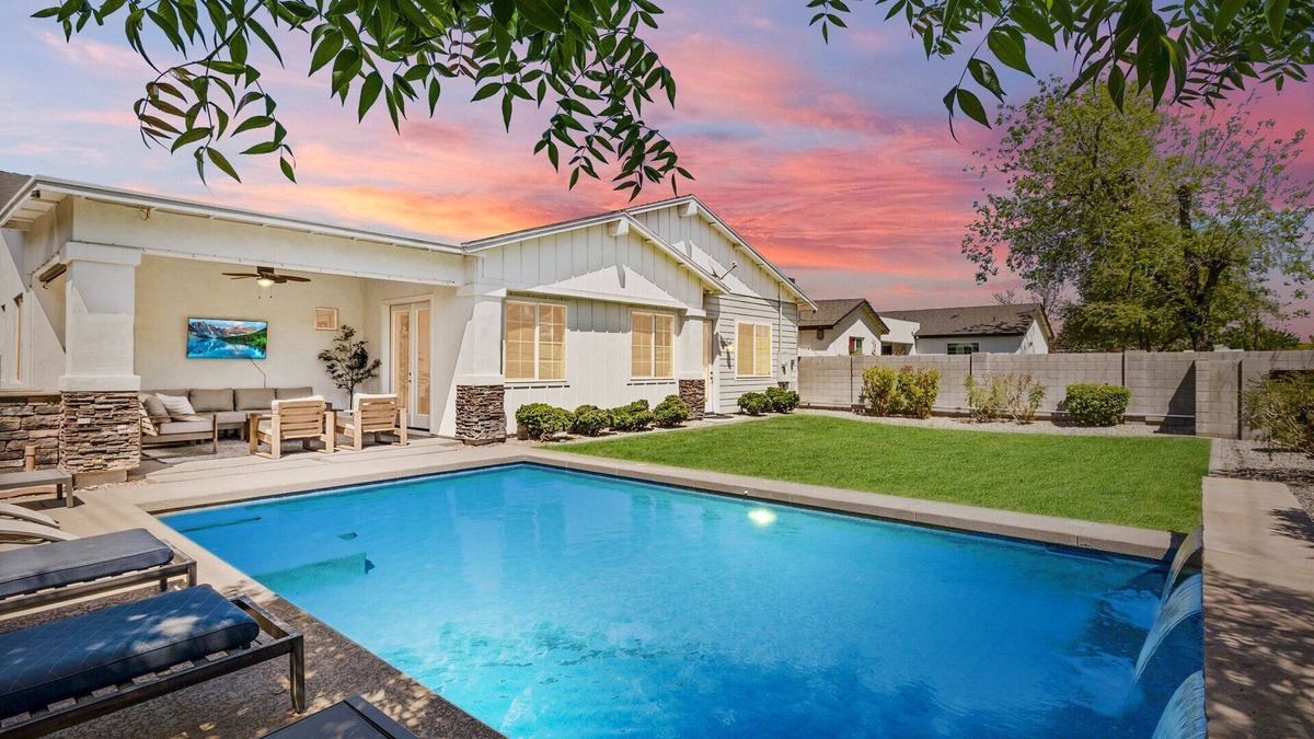 Camelback East Villa | Backyard Resort Heated Pool Outdoor Kitchen
