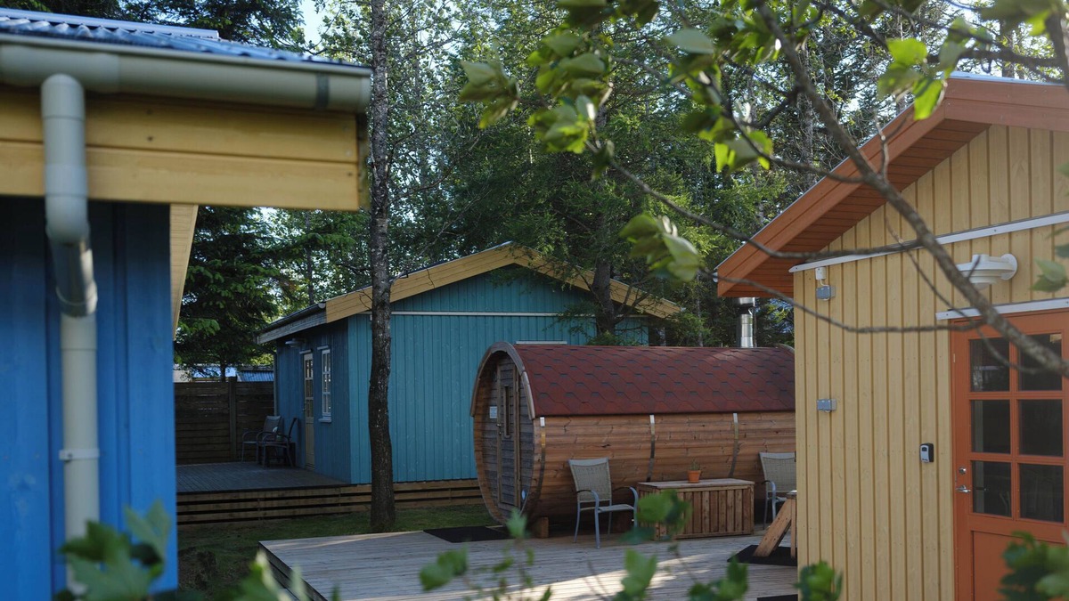 Hveragerdi Cabin | Backyard Turquoise House. Cozy cabin with hot tub and sauna.