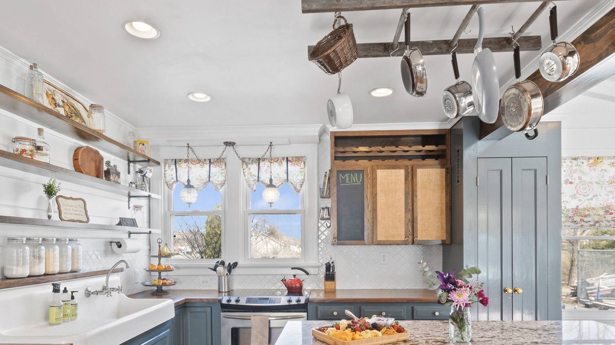 Burlington House | BACKYARD WANDERLAND - Near ARK & Creation Museum - perfect for big families!