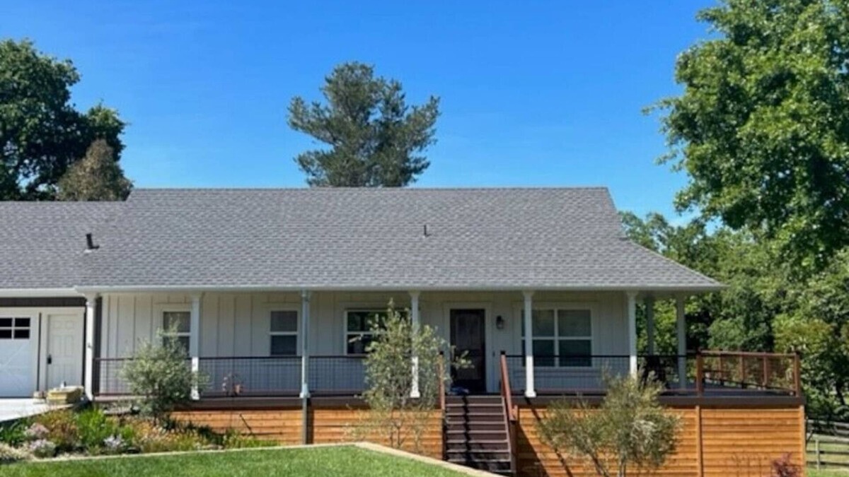 Santa Rosa House | Backyard Wine Country Guest Cottage - Acorn Oaks