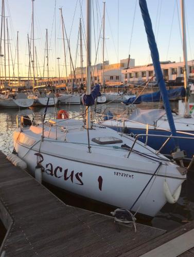 Lisbon Boat Rental | Bacus - Your Floating Hideaway in Lisbon