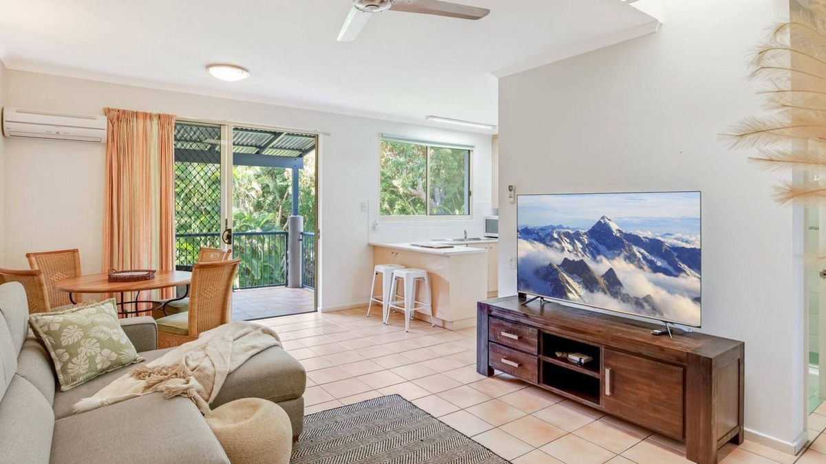 Rainbow Beach Apartment | Baden 28 - Rainbow Shores. Top Floor Unit. Air conditioned. Walk to Beach