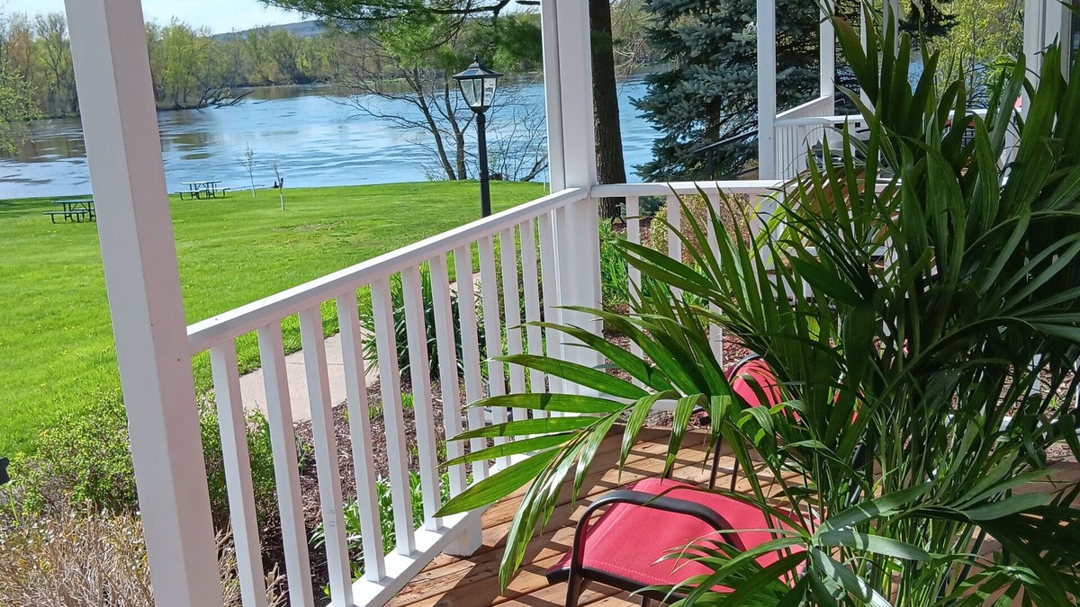 Poynette Condo | Badger Digs - A Lofted Condo on the Wisconsin River