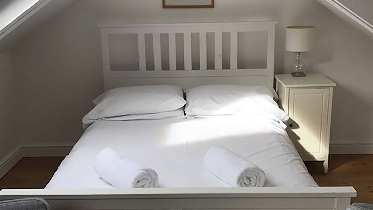 Sennen Cove Apartment | Badgers Loft apartment with stunning sea views and next to beach. Sleeps 2