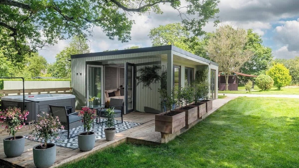 Malmesbury Apartment | Badgers Sett | Hot Tub Stay in the Cotswolds