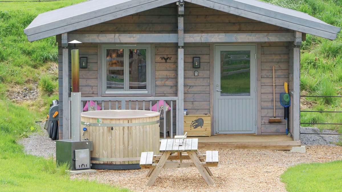 North Bitchburn Cottage | BADGERS SETT, pet friendly, with hot tub in Staindrop