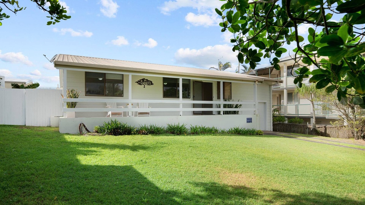 East Ballina House | Bailey's Beach House - Original East Ballina Beach House With Ocean Glimpses