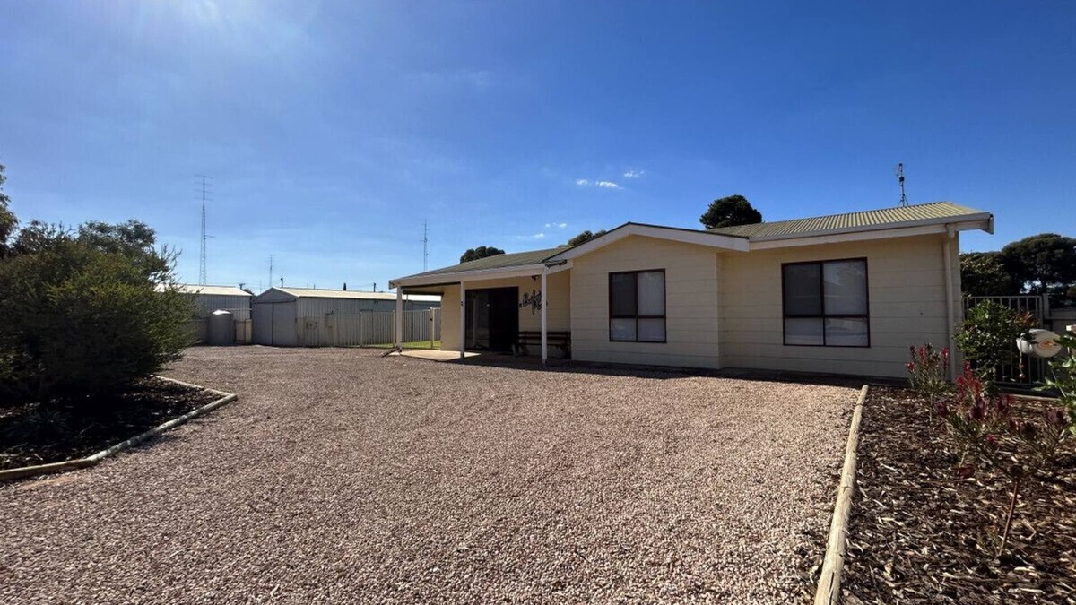 Port Hughes Apartment | Bailey`s Place - Freshly Renovated 3 BR Home Close to Beach
