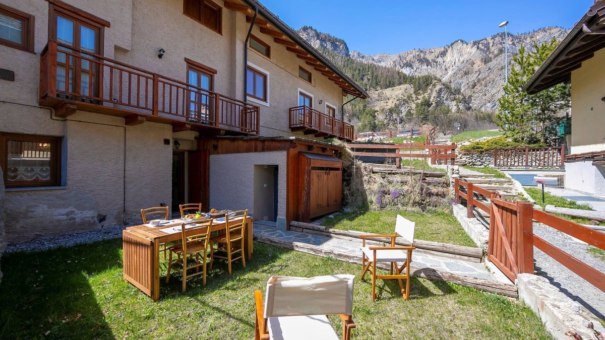 Melezet Apartment | Baita La Ciaburna (skiing nearby), Bardonecchia, Italy