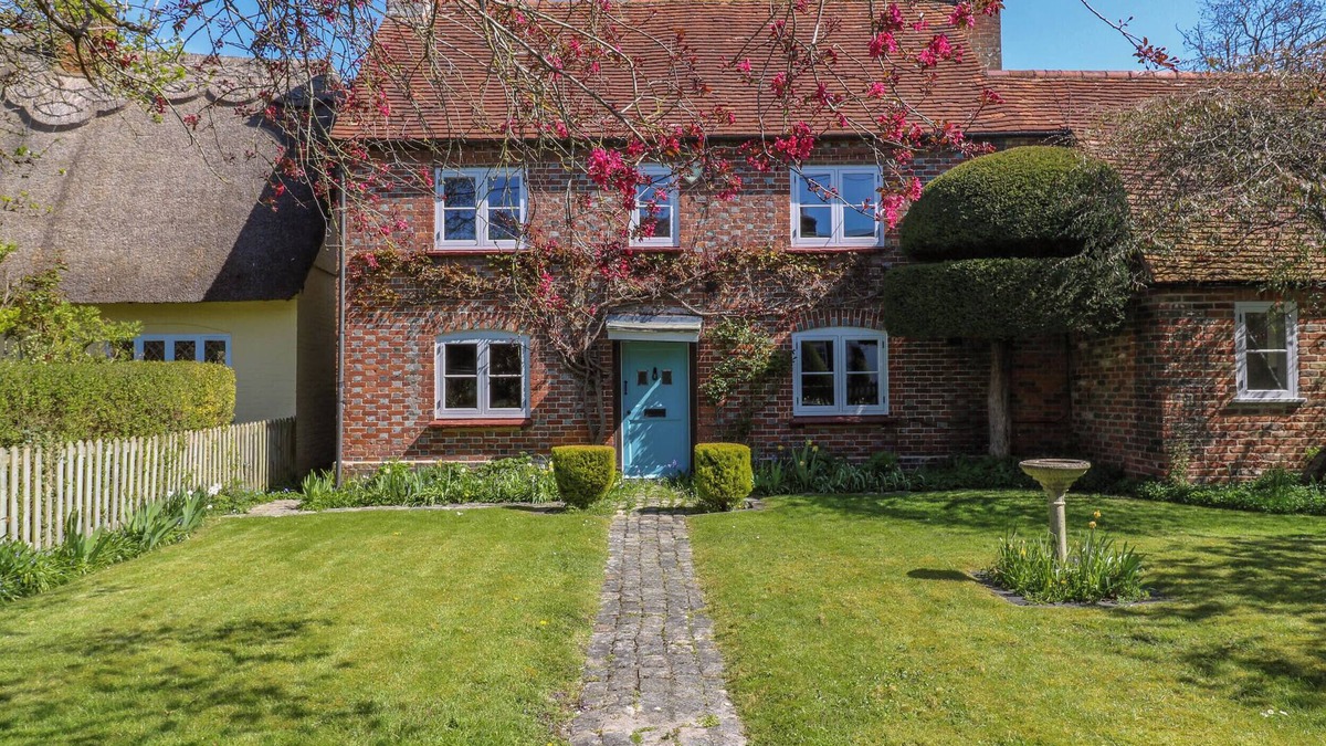 Princes Risborough Cottage | BAKEHOUSE FARM, pet friendly, with open fire in Bledlow