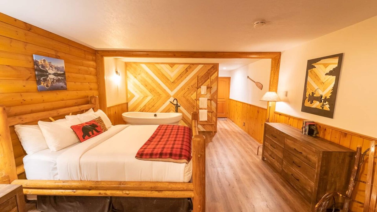Lake Louise Cabin | Baker Creek | Jacuzzi Suite