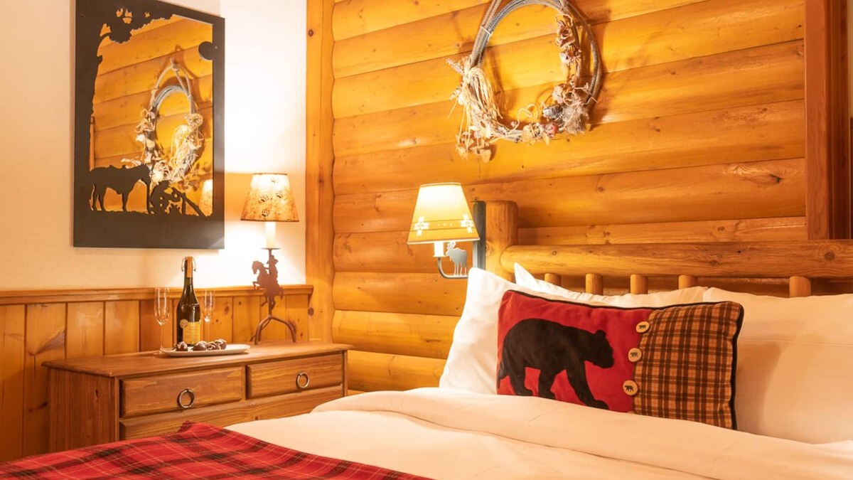 Lake Louise Cabin | Baker Creek | Superior One Bedroom Suite