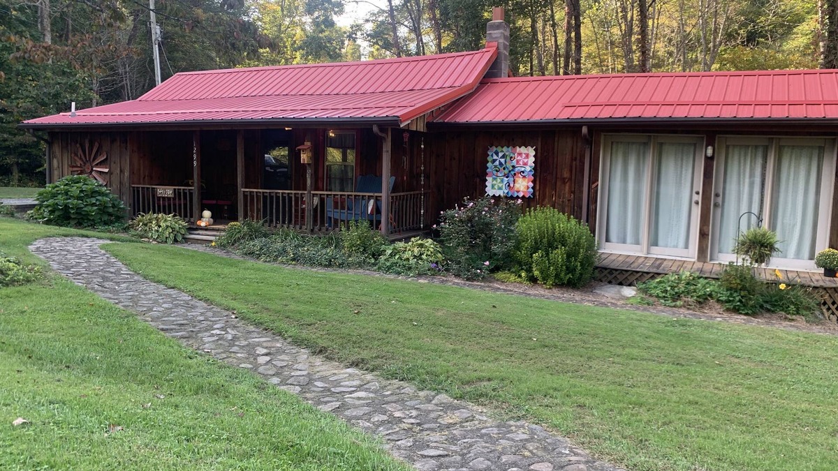 Crumpler Cottage | Baker's Cottage - Relax in this quiet mountain cottage by the creek.