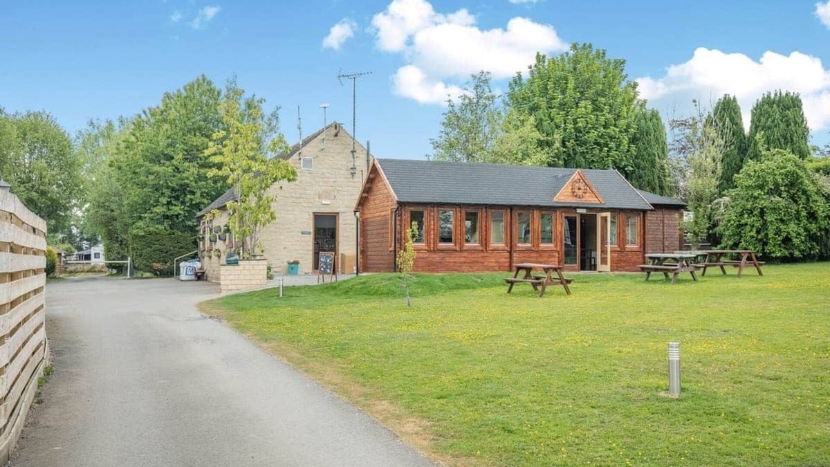 Longnor Ski Chalet | Bakewell Deluxe Lodge