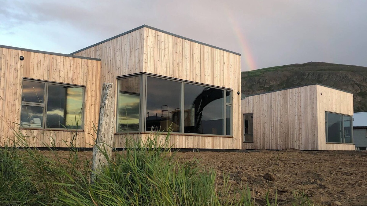 Grenivik House | Bakkabud - modern house with panorama directly by the sea