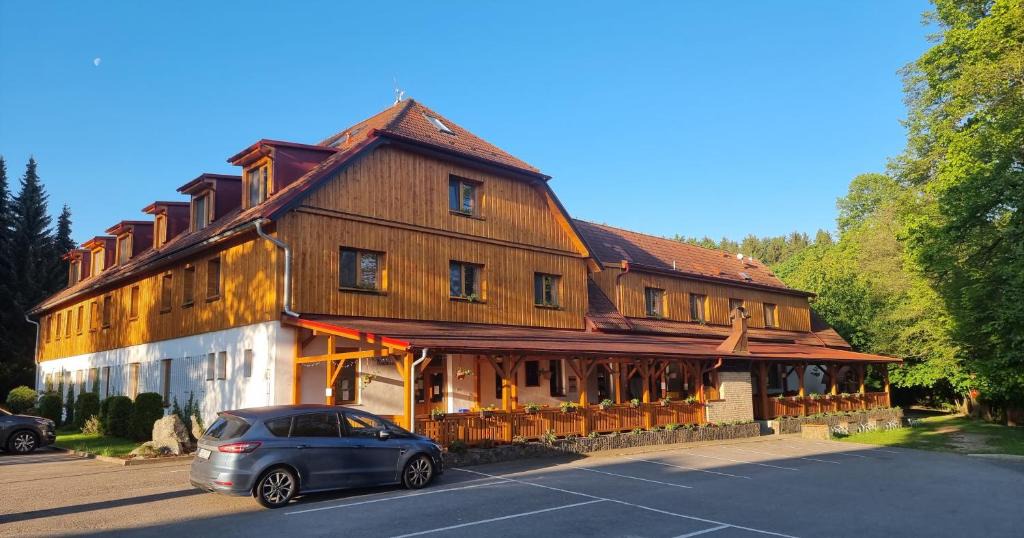 Radesin Hotel | Balónový hotel a pivovar Radešín