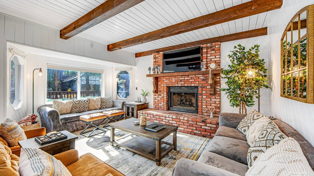 Fox Farm Cabin | Balboa at Big Bear ~Modern Mountain Home with Fast Wi-Fi, Private Hot Tub, Fireplace, Loft - Dogs OK