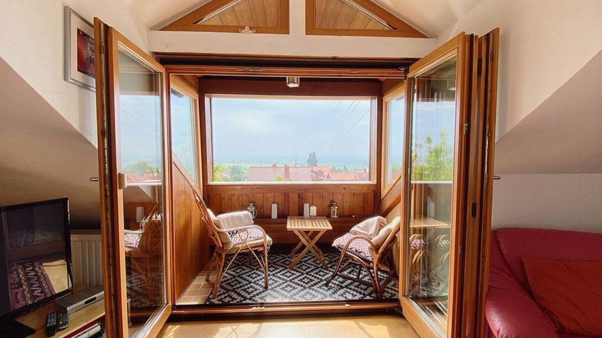 Neustadt-Haardt Apartment | Balcony of the Palatinate - apartment, shower and bath, toilet, 1 bedroom