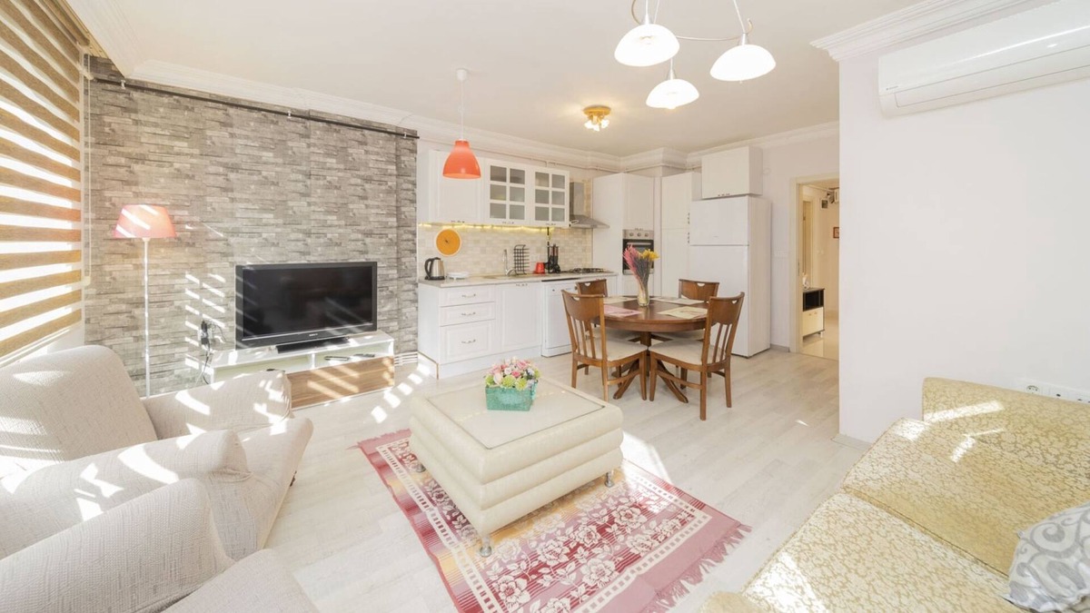 Liman Mahallesi Apartment | Balcony and Pool Flat Near Beach in Antalya