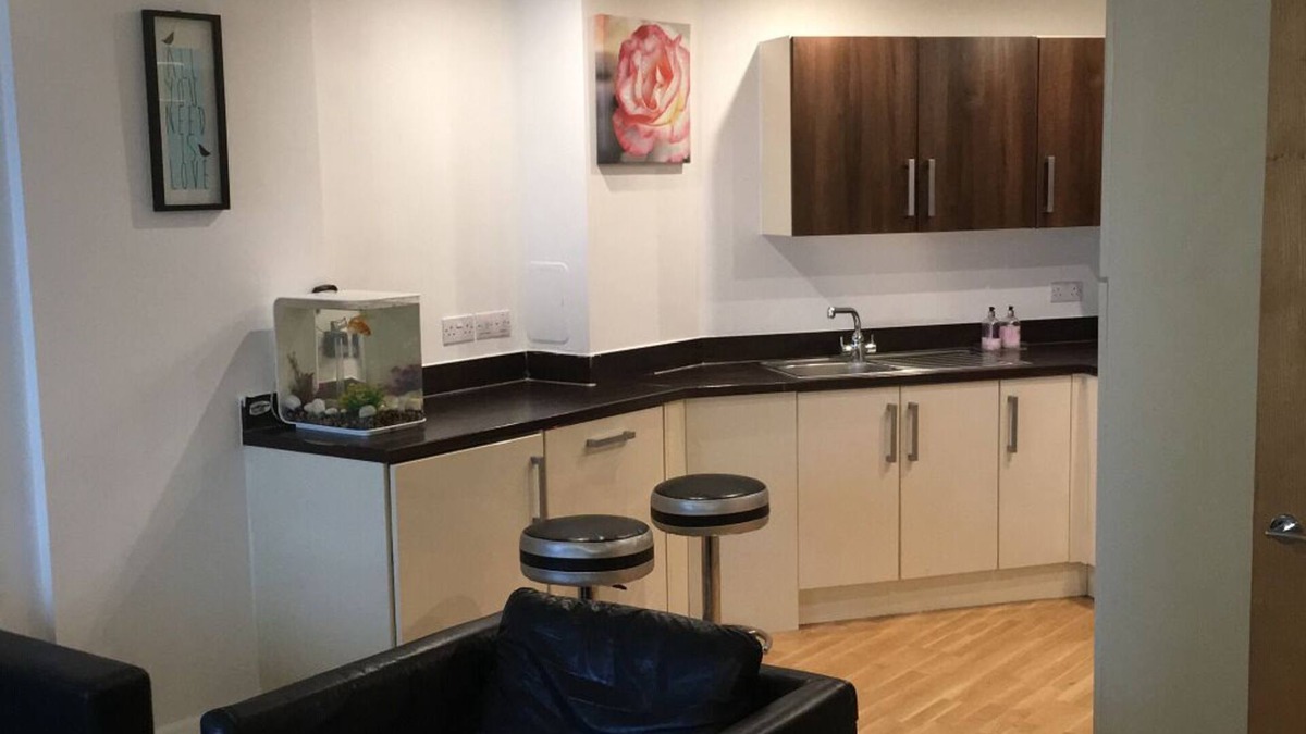 Tower Hamlets Apartment | Balcony apartment with WiFI. 15 min to Canary Wharf, 20 min to Liverpool Street
