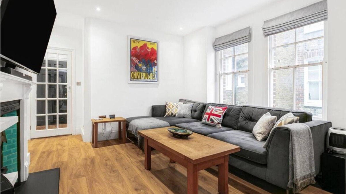 Queenstown Apartment | Balcony Apt Near Battersea Park & Power Station
