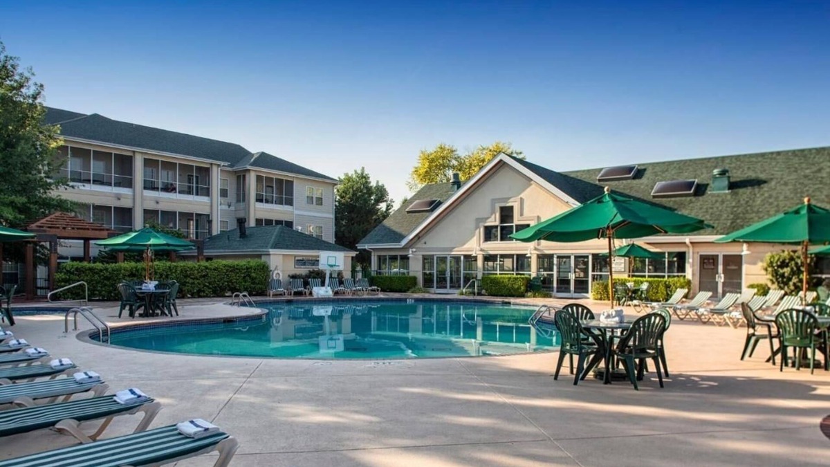 Branson Hotel | Balcony + BBQ Setup at Retreat Made for Ozark Adventures & Family Fun | 4 Units