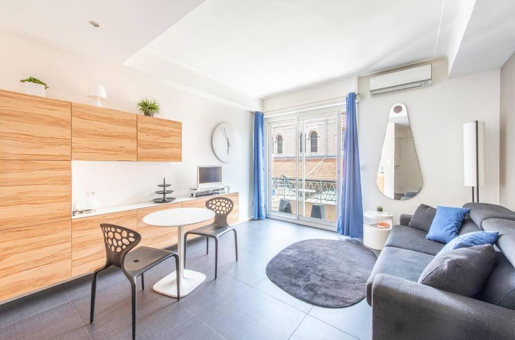 Nice City Centre Apartment | Balcony-Beautiful-Central-1 block beach-A.C-WIFI