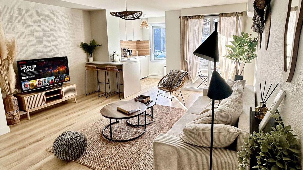 L'Isle-d'Abeau Condo | Balcony ★ Free Parking ★ AC ★ Pool | Modern 1 Bdr