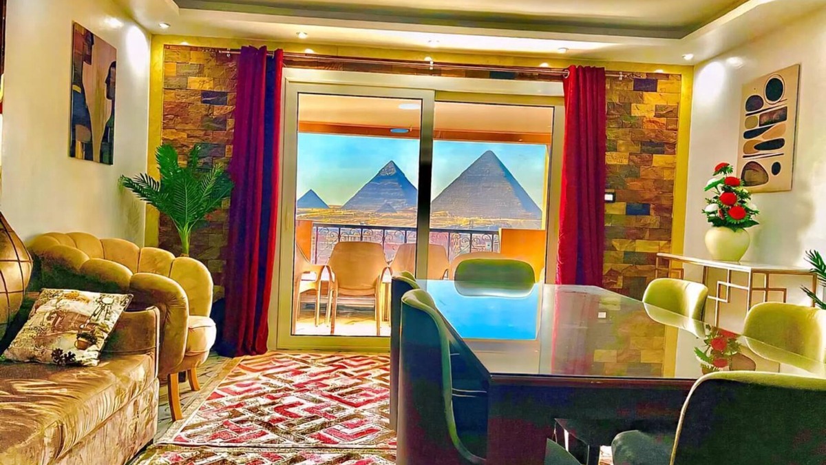 Kafrat al Jabal Apartment | Balcony Pyramids view