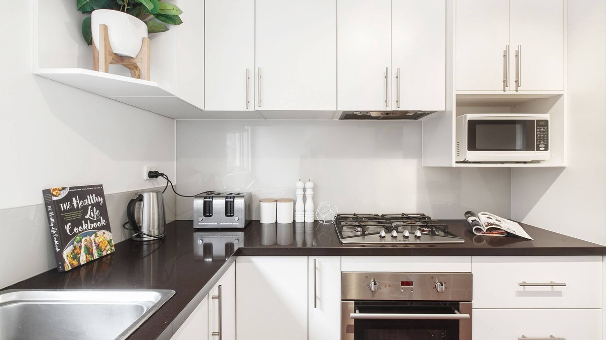 Ormond Apartment | Balcony Retreat Apartment by Ready Set Host