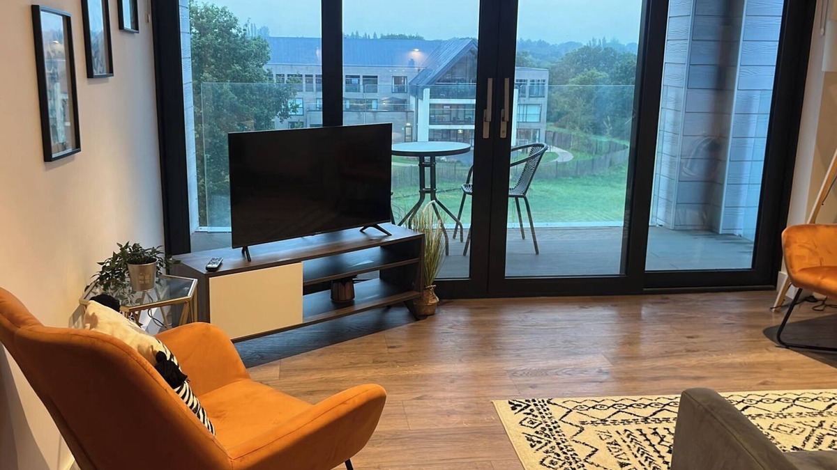 Earlswood Apartment | Balcony View Apartment- Sleeps 5 & Private Parking