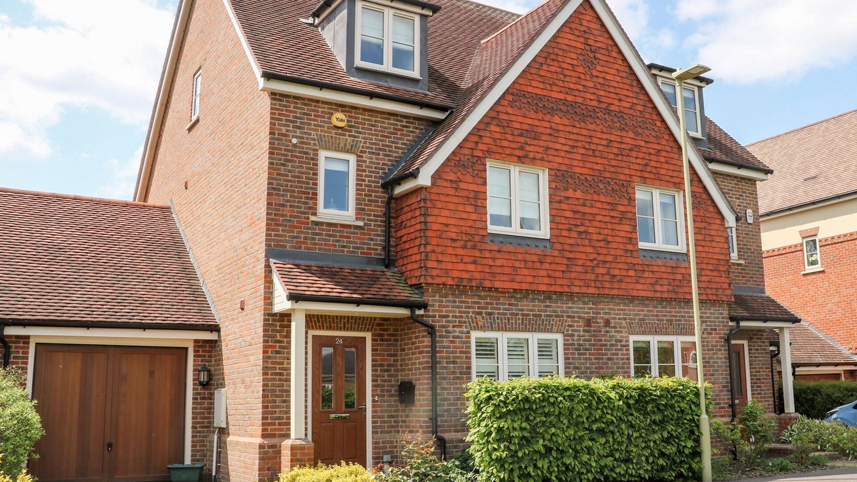 Hartley Wintney House | BALDWIN CLOSE, character holiday cottage in Hartley Wintney