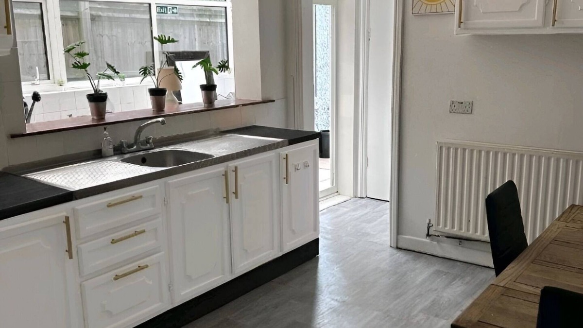 St. Leonard's Apartment | Balham, Spacious Apartment with Garden F1