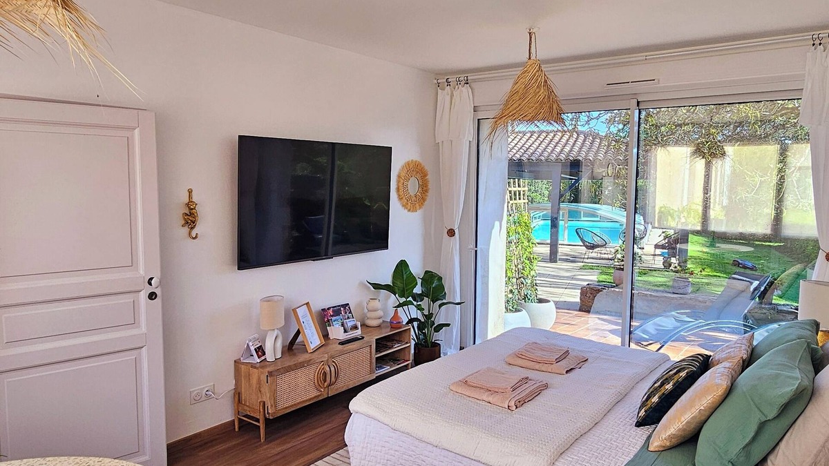 La Roche-sur-Yon Bed & Breakfast | Bali bed and breakfast with heated pool and secure parking