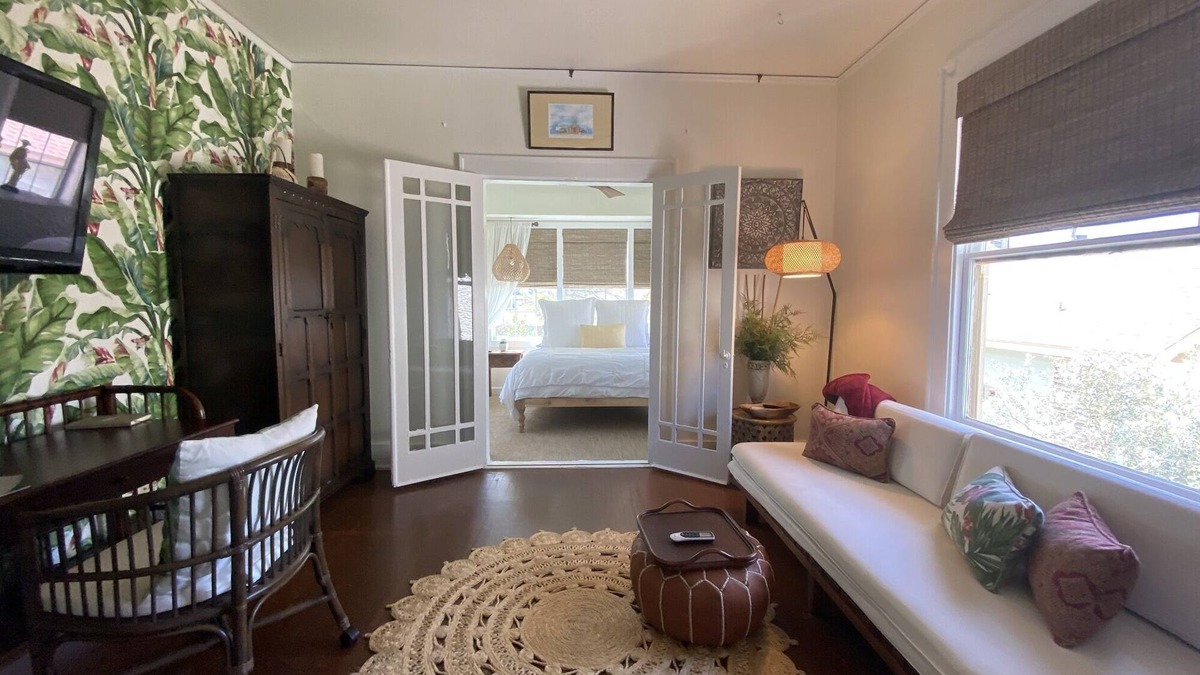 Galveston Bed & Breakfast | Balinese Room @ The AveO! Full Hot Breakfast! 4 Block to Beach! GVR04326