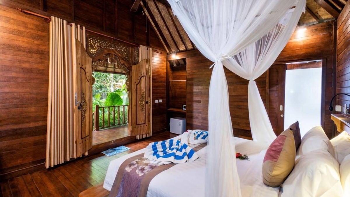 Mushroom Bay Cottage | Balinese Wooden Room in Nusa Lembongan, Minutes to Beach
