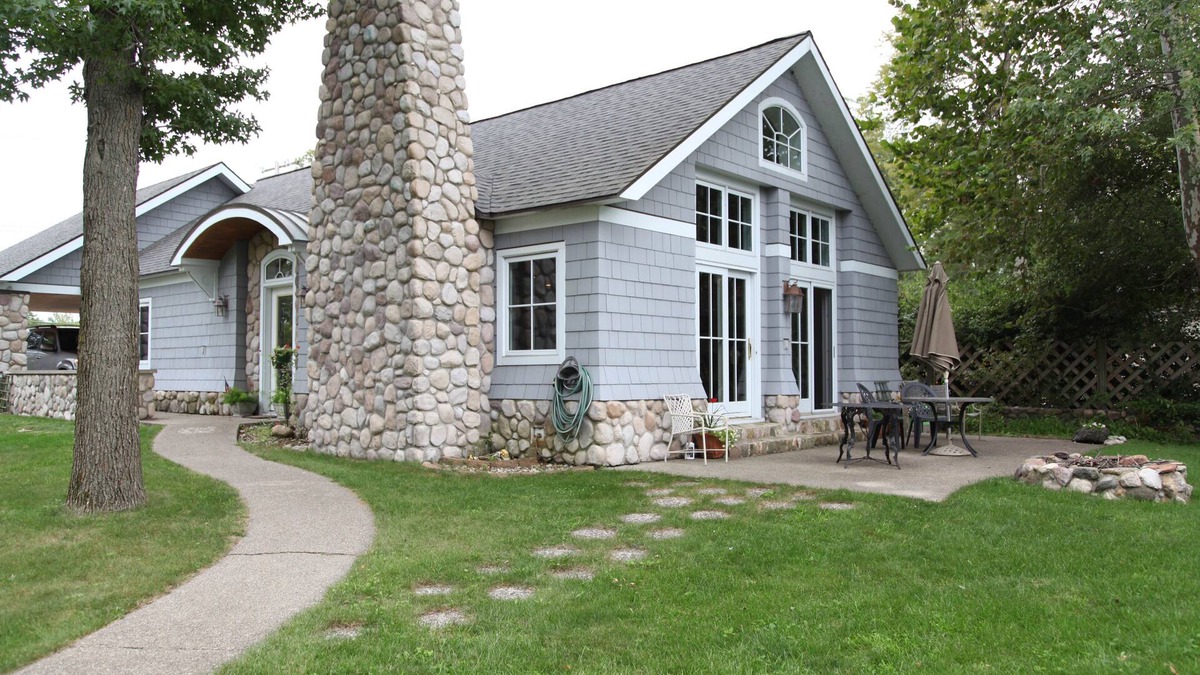 Culver Cottage | Ball Guest Cottage on Lake Maxinkuckee discounts for Culver Winter rentals