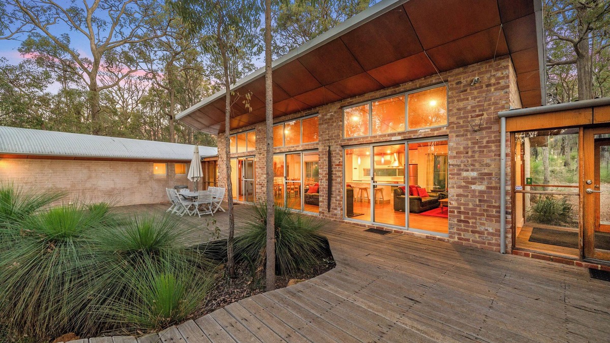Serpentine-Jarrahdale House | Ballakup House - A Large & Unique Bush Retreat Nestled Among Native Grass Trees