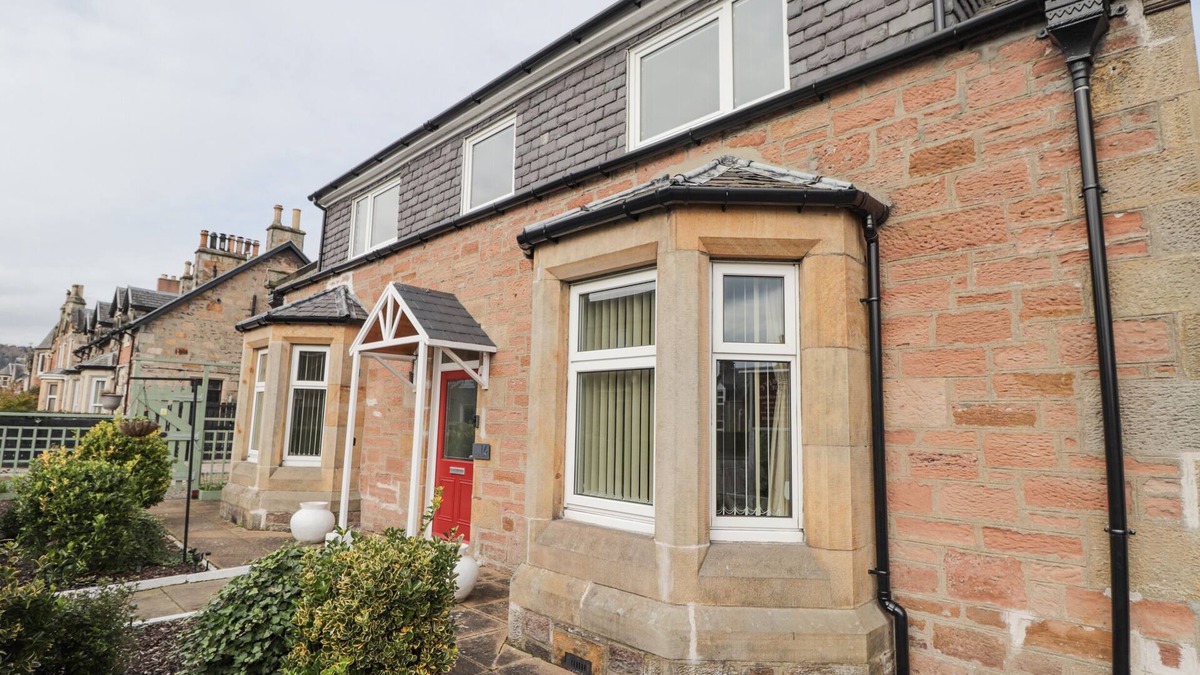 Inverness City Centre Cottage | BALLINREICH, family friendly, with a garden in Inverness