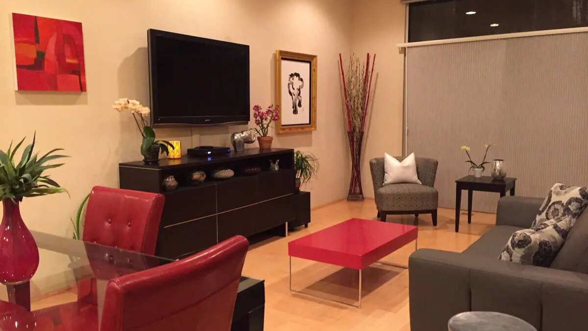 Raynolds Addition Apartment | Balloon Fiesta 3-Story Loft downtown w/gated security & jacuzzi bathtub.