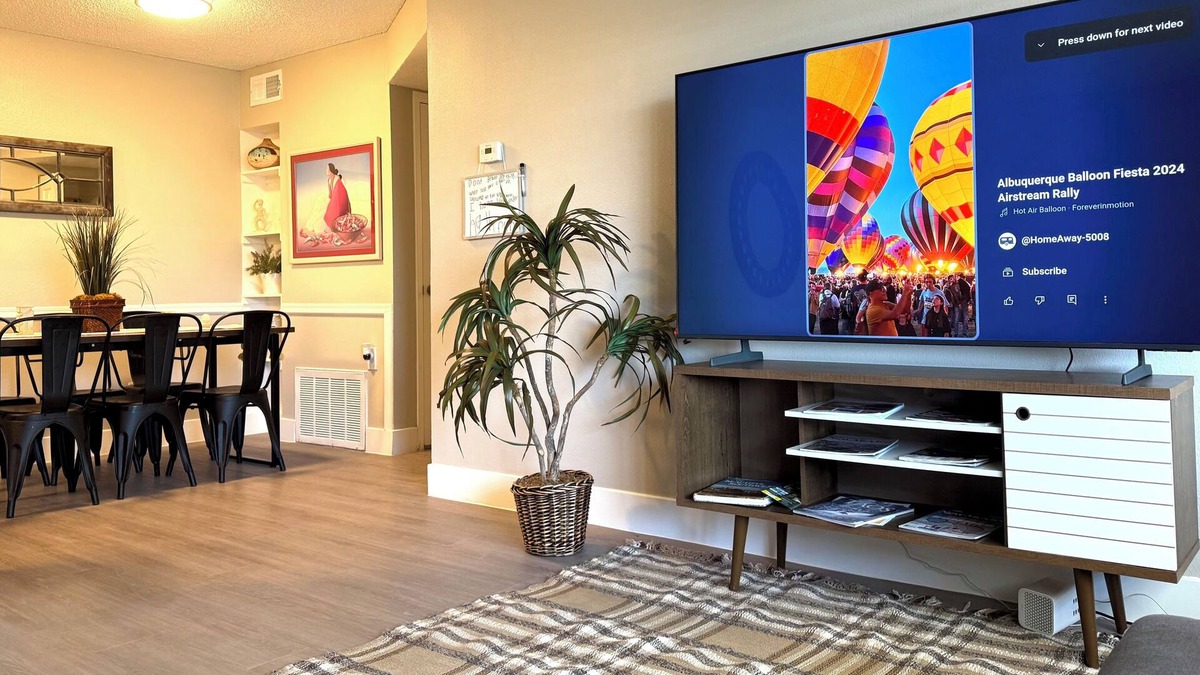 Albuquerque Apartment | Balloon Route 66/Pool/Gated/Covered Free Parking/Playground/Centrally Located