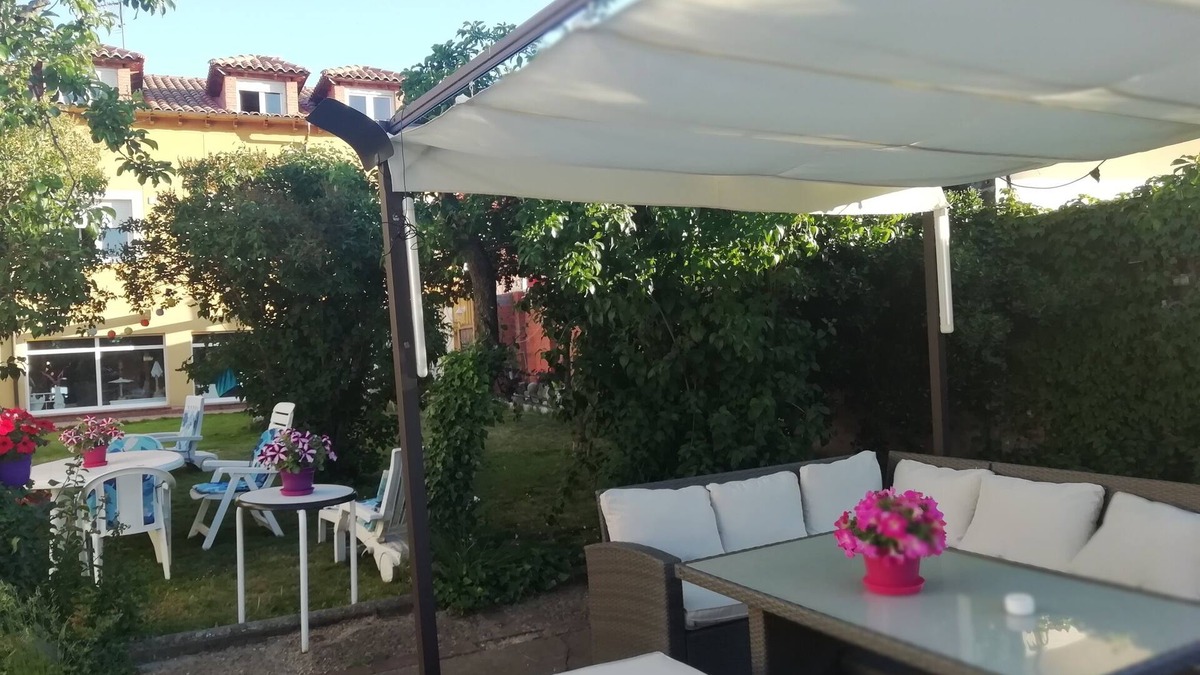 Carbajal de la Legua Apartment | Ballot. 5 minutes from León, house with garden.