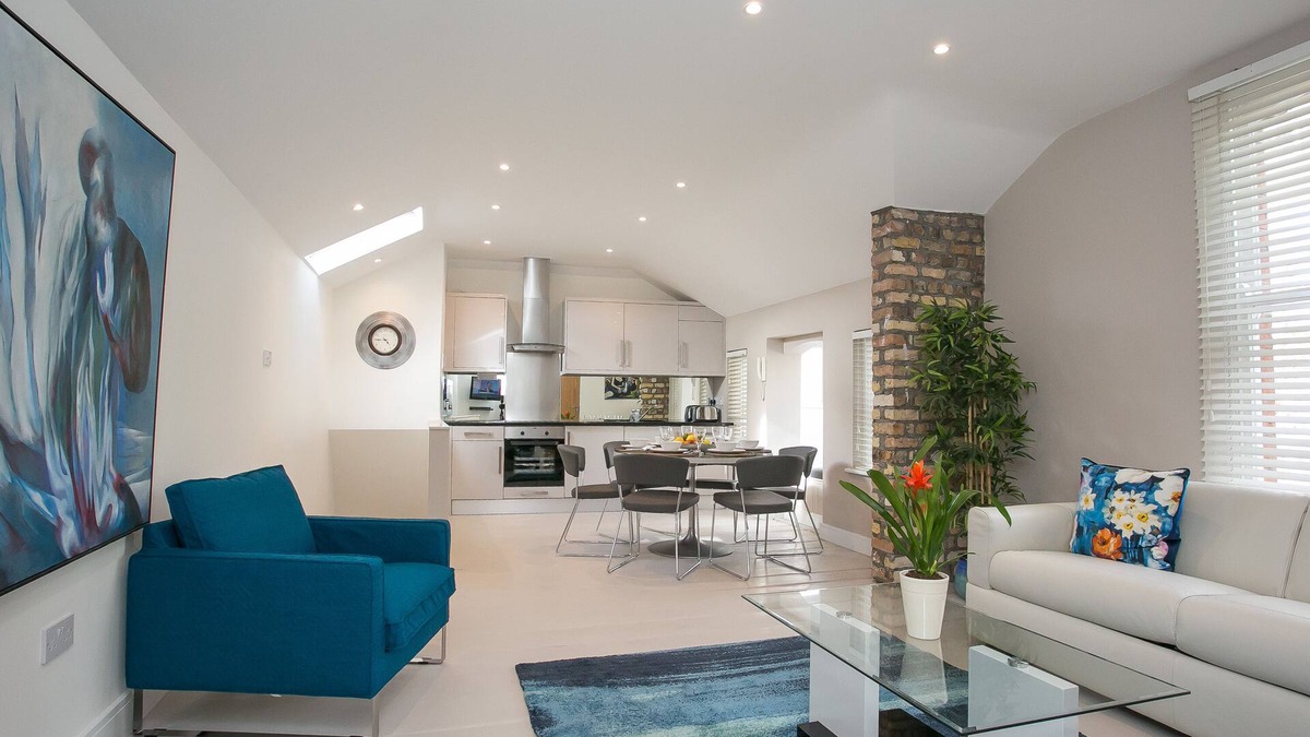 City Centre Dublin Cabin | Ballsbridge Superb 3 Bedroom 2 Bathrooms Duplex Lodge - free parking - sleeps 8