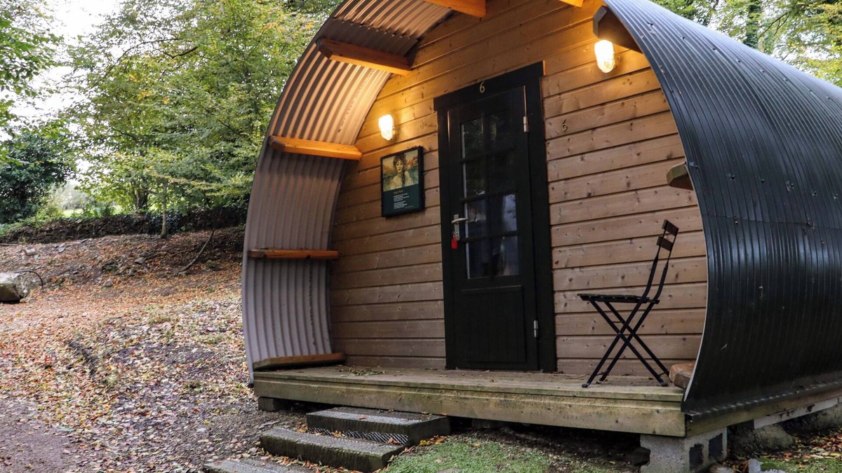 Barranisky Cottage | BALLYBEG POD 5, romantic, with hot tub in Tinahely, County Wicklow